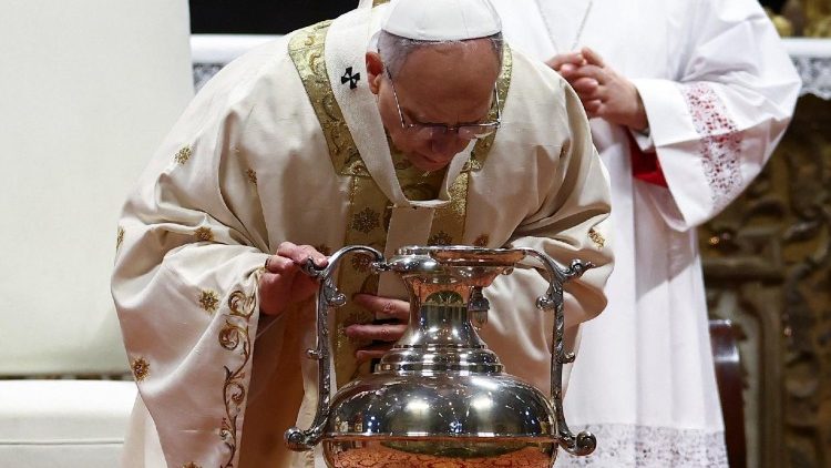 Lev XIV. nad amforou s posv&aacute;tn&yacute;m olejem