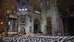 ಸಂತ ಪೀಟರ್ಸ್ ಬೆಸಿಲಿಕಾದಲ್ಲಿ ನಡೆದ ತೈಲಗಳ ಪವಿತ್ರೀಕರಣದ ಬಲಿಪೂಜೆಯಲ್ಲಿ ಜಗದ್ಗುರು XIVನೇ ಲಿಯೋರವರೊಂದಿಗೆ ಸಾವಿರಾರು ಯಾಜಕರು ಸೇರಿಕೊಂಡರು.