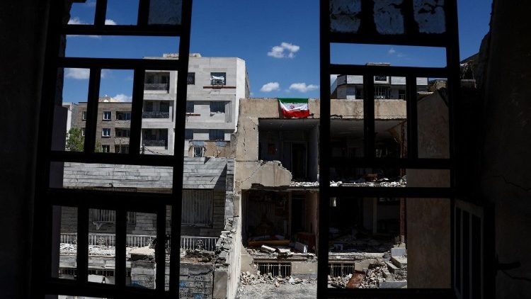 Будынкі ў Караджы, пашкоджаныя ў выніку ўдару, падчас канфлікту ЗША і Ізраіля з Іранам