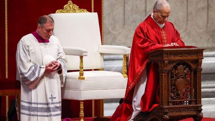 पुण्य शुक्रवार को प्रार्थना करते पोप लियो 14वें