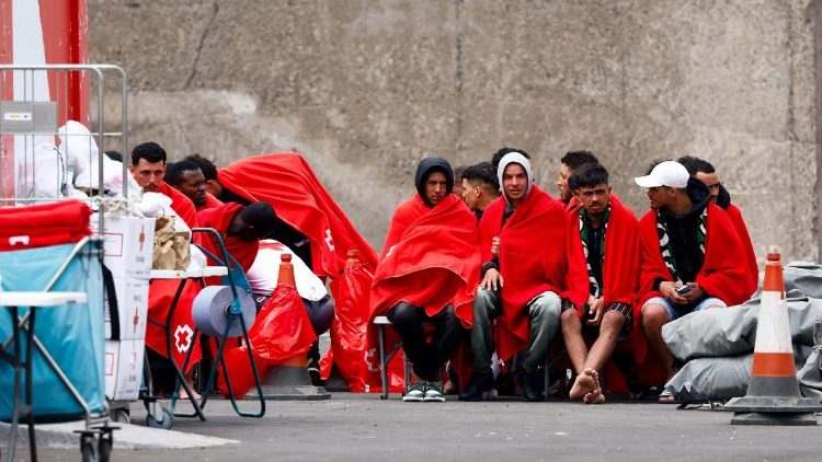 Ba migrant bavandi bakozela lisalisi ya Croix-Rouge sima ya bobimi na masuwa ya limpinga ya Espagne