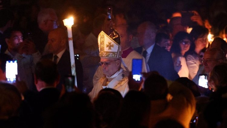 संत पेत्रुस महागिरजाघर में पास्का जागरण मिस्सा