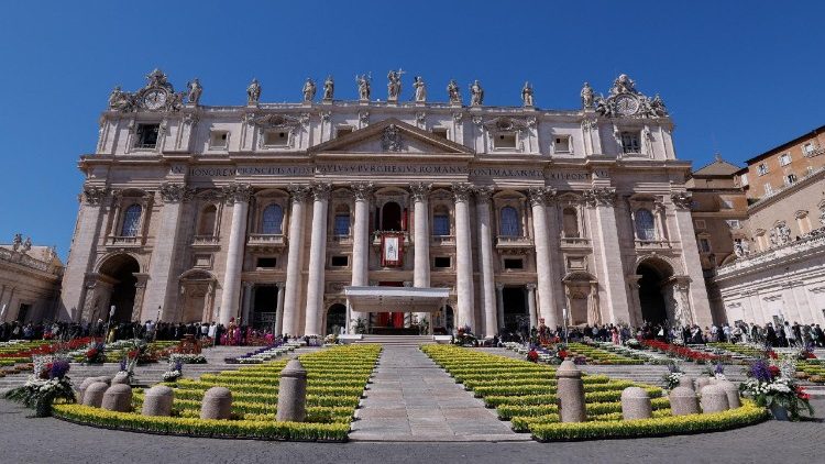 संत पेत्रुस महागिरजाघर का प्रागंण