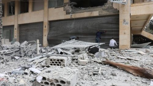 बेरूत के बीर हसन में एक इमारत पर इजरायली हमले के बाद का नज़ारा