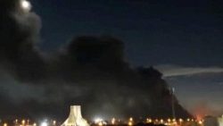 ತೆಹ್ರಾನ್‌ನಲ್ಲಿ  ಅಮೆರಿಕ-ಇಸ್ರೇಲ್ ಮತ್ತು ಇರಾನ್ ನಡುವಿನ ಸಂಘರ್ಷದ ಮಧ್ಯೆ, ದಾಳಿಯ ನಂತರ ಆಜಾದಿ ಚೌಕದ ಮೇಲೆ ಏಳುತ್ತಿರುವ ಹೊಗೆ.