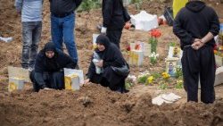 इजरायली हमले में मारे गए एक पीड़ित का अंतिम संस्कार