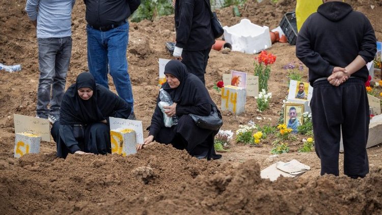 इजरायली हमले में मारे गए एक पीड़ित का अंतिम संस्कार