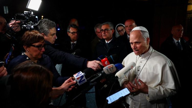 ലിയോ പതിനാലാമൻ പാപ്പാ മാധ്യമപ്രവർത്തകരോട് സംസാരിക്കുന്നു