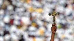 FILE PHOTO: लुआंडा के डॉस कोकेरोस स्टेडियम में एक युवा रैली के दौरान पोप बेनेडिक्ट 16वें को क्रूस दिखाते हुए श्रद्धालु