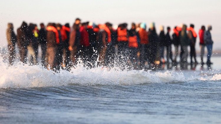 FILE PHOTO: आप्रवासी उत्तरी फ्रांस से इंग्लिश चैनल पार करने की कोशिश करते हुए