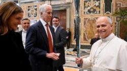 இத்தாலிய  ஒலிம்பிக் வீரர்களுடன் திருத்தந்தை