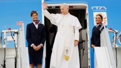Papa na ulasku u zrakoplov koji će ga odvesti u Alžir, a potom u Kamerun, Angolu i Ekvatorsku Gvineju
