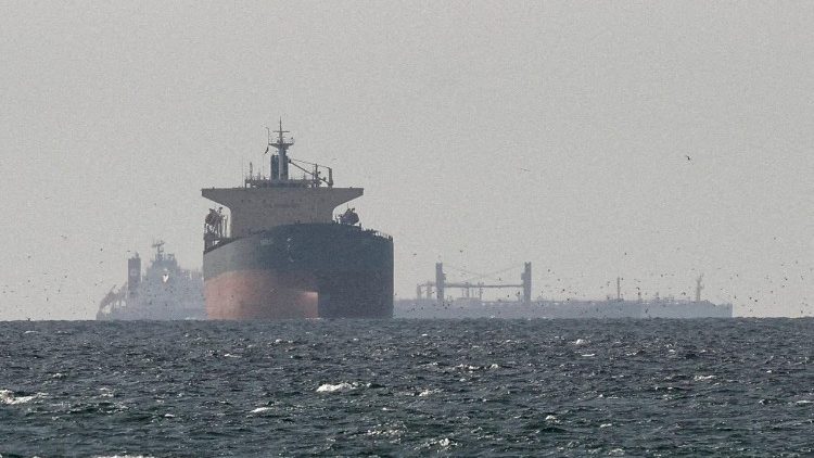 Il blocco dello stretto di Hormuz, da cui transita circa il 20 per cento del petrolio mondiale, segna un ulteriore punto di escalation nel conflitto