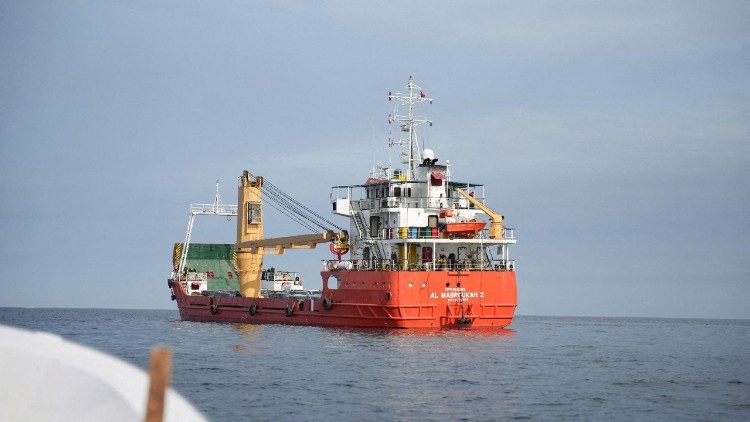 Un'imbarcazione nello Stretto di Hormuz, al largo della costa della provincia di Musandam, in Oman