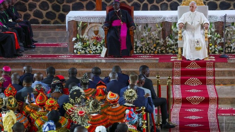 Papst Leo XIV. beim Friedenstreffen mit der katholischen Gemeinschaft von Bamenda in der Kathedrale des heiligen Josef
