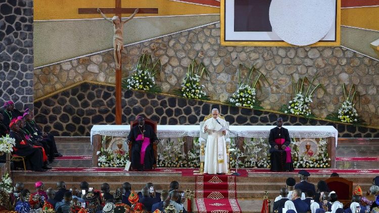 Papst Leo XIV. beim Friedenstreffen mit der katholischen Gemeinschaft von Bamenda in der Kathedrale des heiligen Josef