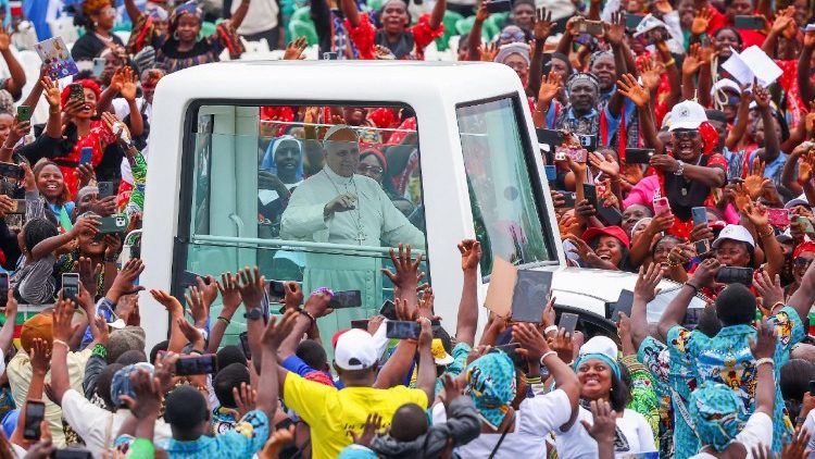La joie des fid&egrave;les lors de la messe c&eacute;l&eacute;br&eacute;e &agrave; Bamenda 