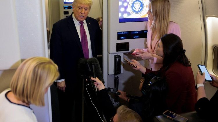 Il presidente degli Stati Uniti parla con i cronisti a bordo dell'Air Force One