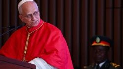 Papa Leon al XIV-lea în Angola, la Luanda, rostind discursul la întâlnirea cu autoritățile, membrii corpului diplomatic și reprezentanți ai societății civine (sâmbătă, 18 aprilie 2026)