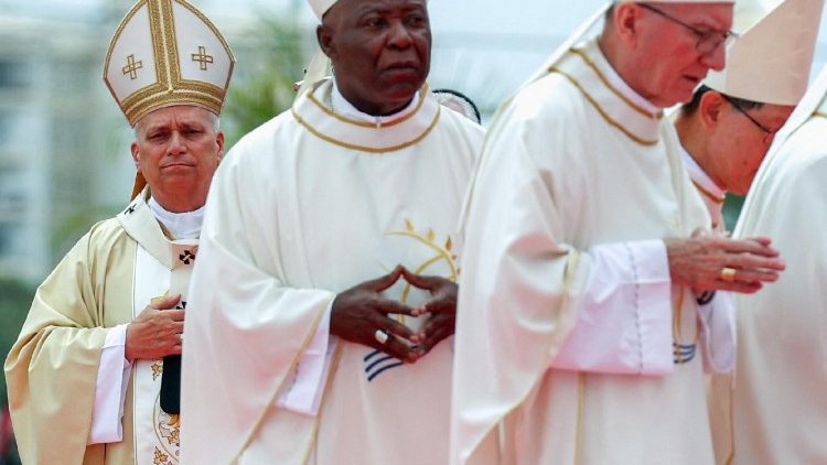 L'archevêque de Luanda, devant le Pape, lors de la messe à Kilamba, dimanche 19 avril.