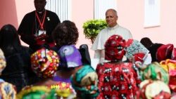 Lev XIV. na návštěvě domova pro seniory v Saurimu (Angola)