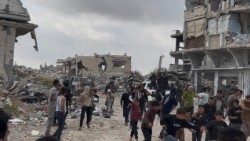 Scontri tra miliziani palestinesi e truppe israeliane a Khan Yunis, nella Striscia di Gaza (Reuters)