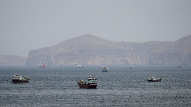 Navi nello stretto di Hormuz, al largo delle coste dell'Oman