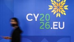 Eine Person geht an einem Logo der zyprischen EU-Ratspräsidentschaft 2026 vorbei, kurz vor einem Gipfeltreffen der Staats- und Regierungschefs der Europäischen Union und regionaler Partner in Nikosia.