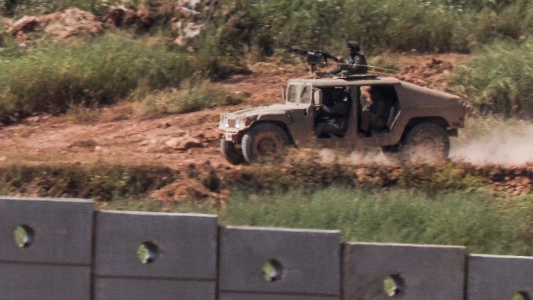 Un veicolo militare israeliano verso il territorio libanese