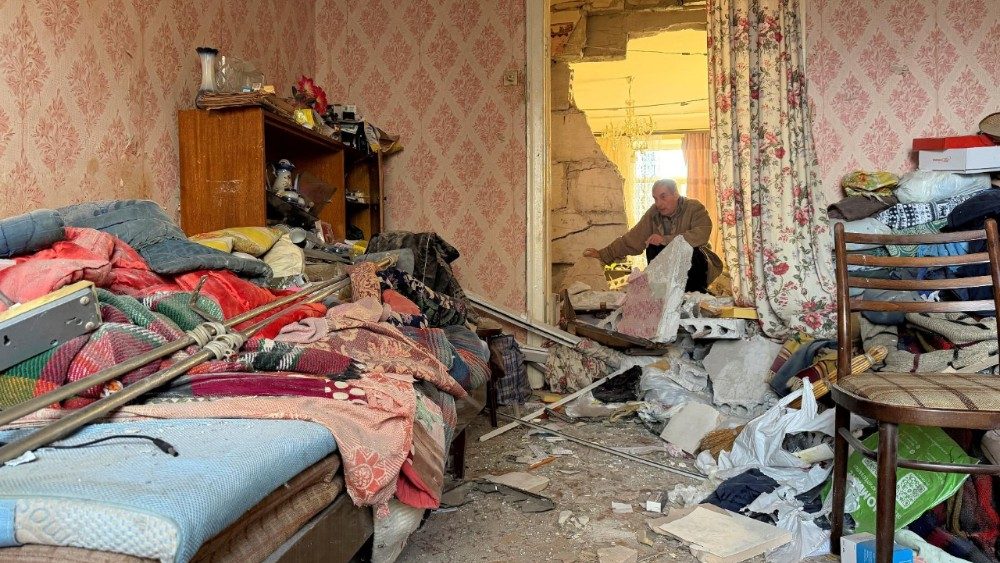 Um morador inspeciona os destroços em seu apartamento em um prédio destruído por um ataque de drone e míssil russo, em meio ao ataque da Rússia à Ucrânia, em Dnipro, Ucrânia, em 25 de abril de 2026. Foto tirada com um celular. REUTERS/Serhii Chalyi