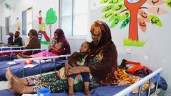 Interrupciones en el transporte marítimo por la guerra en Irán ralentizan el suministro a niños desnutridos en Somalia.