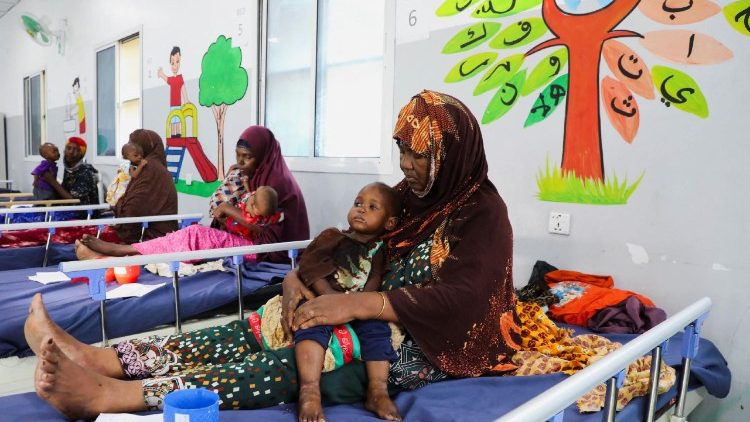 Interrupciones en el transporte marítimo por la guerra en Irán ralentizan el suministro a niños desnutridos en Somalia.