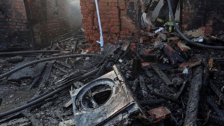Ucraina, soccorritori al lavoro in un'abitazione privata colpita da un attacco con droni dell'esercito russo