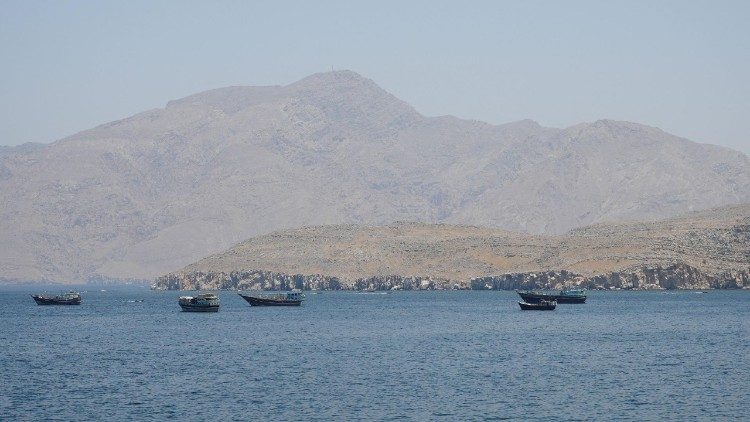 Lo Stretto di Hormuz con le navi bloccate alla fonda (Reuters)