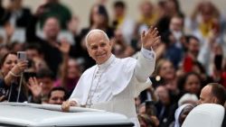 El Papa León XIV saluda a los fieles desde el papamóvil