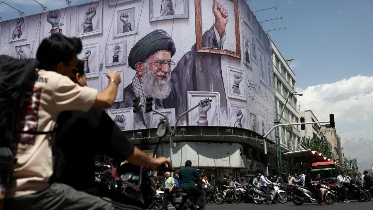 Em Teerã, um edifício exibe a imagem do ex-Aiatolá Ali Khamenei, assassinado pelos EUA e por Israel em fevereiro de 2026