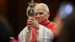 Leó pápa Nápoly székesegyházában áldást ad San Gennaro vér-ereklyéjével 