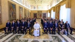 Leó pápa együtt az Inter bajnokcsapatával 