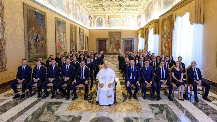 Leó pápa együtt az Inter bajnokcsapatával 
