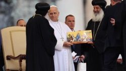 El Papa León con representantes de la Iglesia copta en la plaza de San Pedro