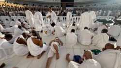 Muslimische Gläubige im Hof der Großen Moschee von Mekka, Saudi-Arabien