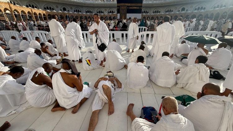 Muslimische Gläubige im Hof der Großen Moschee von Mekka, Saudi-Arabien