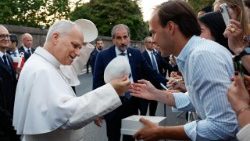 Падчас вячэрняй сустрэчы з вернікамі ў Кастэль-Гандольфа