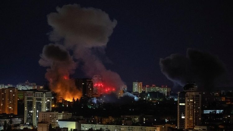 Fuma&ccedil;a sobe na cidade durante um ataque russo com m&iacute;sseis e drones, em meio ao ataque da R&uacute;ssia &agrave; Ucr&acirc;nia, em Kiev, Ucr&acirc;nia, 24 de maio de 2026. REUTERS/Gleb Garanich