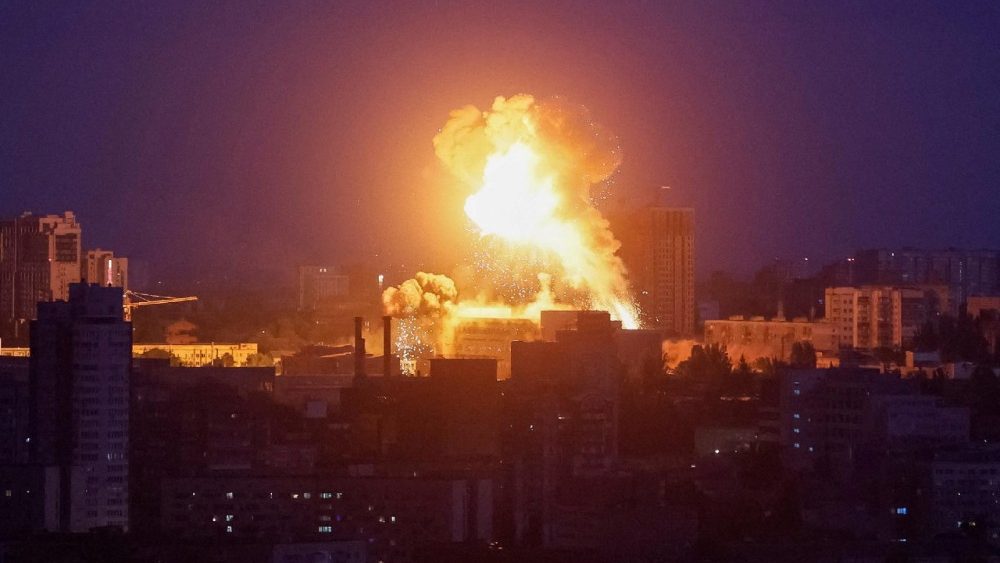 Uma explosão ilumina o céu sobre a cidade durante um ataque russo com mísseis e drones, em meio ao ataque da Rússia à Ucrânia, em Kiev, Ucrânia, em 24 de maio de 2026. REUTERS/Gleb Garanich