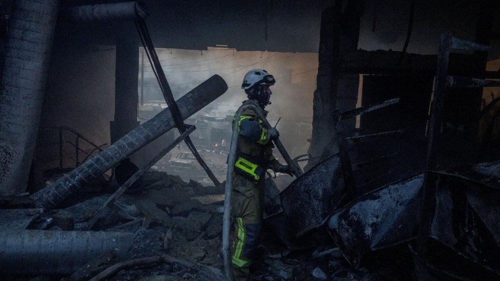 Um bombeiro trabalha dentro de um prédio incendiado durante ataques noturnos com mísseis e drones russos, em meio ao ataque da Rússia à Ucrânia, em Kiev, Ucrânia, 24 de maio de 2026. REUTERS/Thomas Peter
