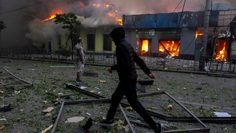 Um homem observa um prédio em chamas, incendiado durante um ataque noturno com mísseis e drones russos, em meio à ofensiva da Rússia contra a Ucrânia, em Kiev, Ucrânia, 24 de maio de 2026. REUTERS/Thomas Peter