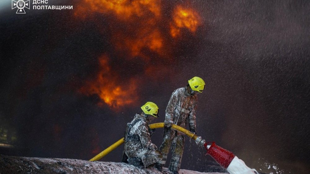 Bombeiros trabalham no local de um ataque com mísseis e drones russos, em meio ao ataque da Rússia à Ucrânia, na região de Poltava, Ucrânia, nesta foto divulgada em 24 de maio de 2026. Serviço de imprensa do Serviço Estatal de Emergência da Ucrânia na região de Poltava/Foto divulgada via REUTERS.