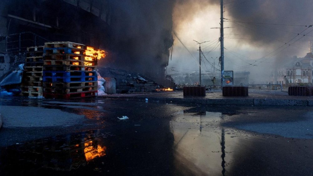 Um bombeiro trabalha no local de um incêndio após ataques noturnos com mísseis e drones russos, em meio ao ataque da Rússia à Ucrânia, em Kiev, Ucrânia, 24 de maio de 2026. REUTERS/Thomas Peter