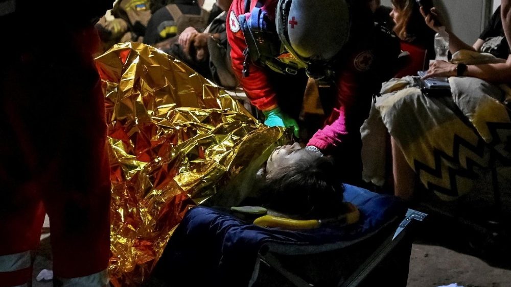 Um profissional de saúde trata um morador ferido em um abrigo no local de um ataque russo com mísseis e drones, em meio ao ataque da Rússia à Ucrânia, em Kiev, Ucrânia, em 24 de maio de 2026. REUTERS/Stringer